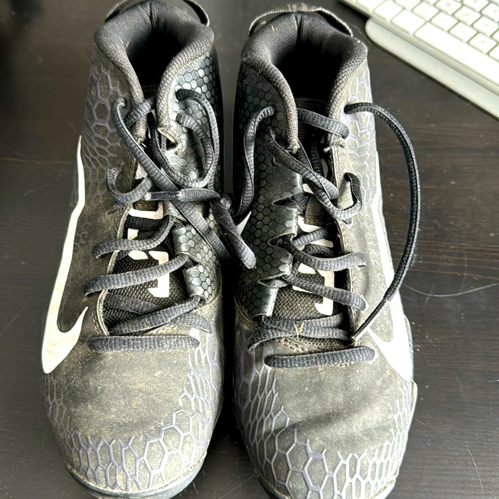 Boys black Nike mid height football cleats